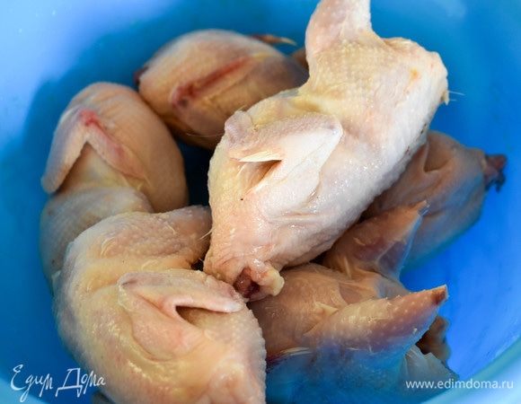 Тушки перепелок хорошо промыть, высушить.