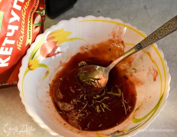 Добавляем листья тимьяна и оливковое масло.