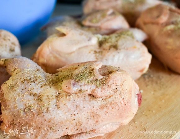 Тушки перепелов солим и перчим.