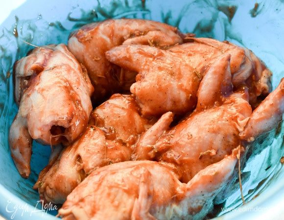 После чего хорошо смазываем их получившимся маринадом. Оставляем как минимум на час.