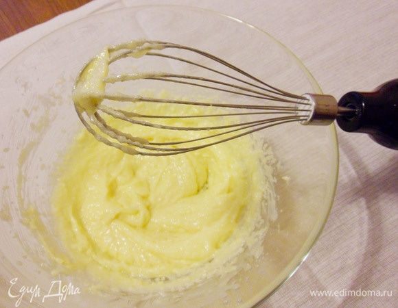 Мягкое сливочное масло, ванильный сахар, соль, сахарный песок положить в емкость и взбить.