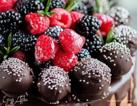 Чтобы сделать этот торт нужно приготовить:
•Шоколадные коржи — 2 шт. Диаметр коржей — 18 см.
•Ягодные соусы. У меня это соус из черной смородины и малины. Считаю это сочетание с шококоржами самым идеальным.
•Шоколадный сливочно-творожный крем, или как его еще называют, крем-чиз.
•Шоколадный ганаш из темного шоколада.
•Также понадобится ароматный алкоголь для пропитки коржей — у меня это лавандовый ликер. Можно заменить своим любимым десертным ликером или не пропитывать коржи вовсе.
Инвентарь:
•2 разъемные (можно и неразъемные) формы 18 см;
•весы;
•кондитерский мешок с круглой насадкой 0,8 или 1,0 см большого диаметра (не меньше 40-50 см);
•совсем маленькие кондитерские мешки для ганаша (чтобы сделать шоколадные подтеки);
•кондитерский шпатель;
•вращающаяся подставка для торта.

Если у вас нет всего этого инвентаря (я имею в виду шпатель, подставка), можно обойтись подручными средствами, но кондитерские «гаджеты» нереально облегчают жизнь, экономят время и позволяют сделать идеально ровненькие торты.