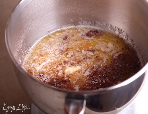 Духовку разогреваем до 180°С.
В одной миске соединяем вместе муку, соду, соль, сахар и какао. Тщательно перемешать венчиком. Переложить в чашу миксера.
В нее же добавляем жидкие ингредиенты в след. последовательности: яйцо, мягкое сливочное масло (не растопленное!), оливковое масло, ванильный экстракт (ничем не заменять, если нет, пропустить), молоко и винный уксус.
