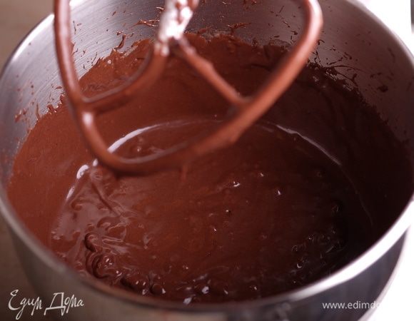 Смешать миксером на средней скорости в течение минут 5-7, в итоге должно получиться блестящее красивое негустое тесто.