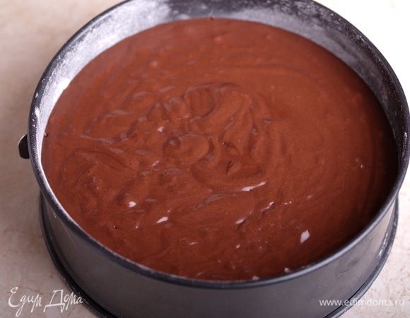 Подготовить формы для выпечки (18 см), смазать маслом, посыпать мукой, излишки стряхнуть, тесто разделить на 2 части, выпекать в течение примерно 40 мин. Обязательно проверять коржи на готовность тестом на сухую зубочистку.