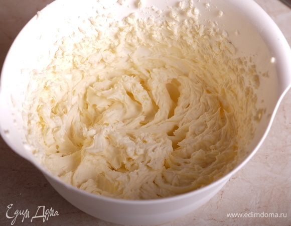 Готовим шоколадный сливочно-творожный крем. Сливочное масло нужно брать только самого лучшего качества. Растапливаем шоколад на водяной бане или в микроволновке. Хорошо размягченное при комнатной температуре масло взбиваем с сахарной пудрой минут 5.