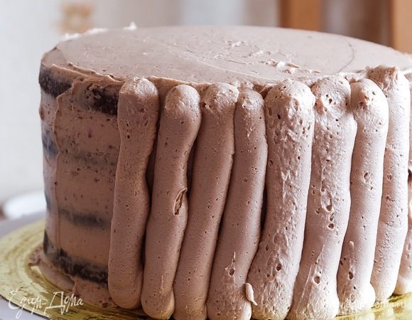 На него выкладываем следующий корж. Все манипуляции повторяем, т.е. ликер, соус, крем. Так чередуем все слои. Далее обмазываем собранный торт кремом. Вначале тонким слоем (используйте шпатель) — в холодильник на полчаса. Далее следующие слои крема. 