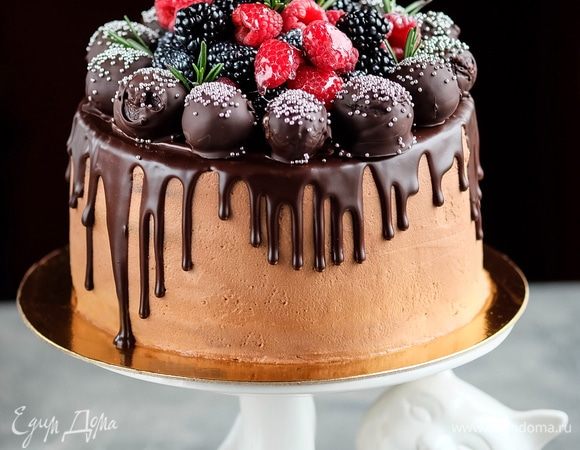 Уложить по периметру трюфельные пирожные, в центр торта красиво уложить ягоды. Можно украсить листиками розмарина. Дать торту пропитаться минимум 4-5 часов.