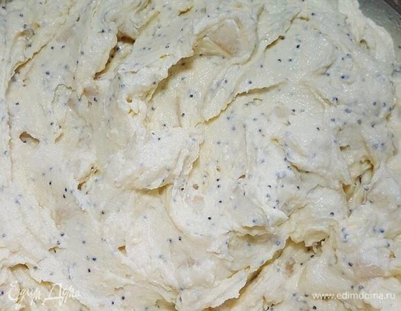 Смешиваем творог с яйцами, сахаром, манкой и растопленным сливочным маслом. Взбиваем все миксером до однородности. Оставляем немного постоять до разбухания манки.