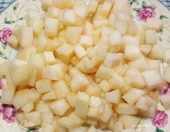 Груши очистить от кожуры и косточек. 2 груши порезать небольшими кубиками и добавить к общей массе. 1 грушу режем дольками и оставляем для украшения.