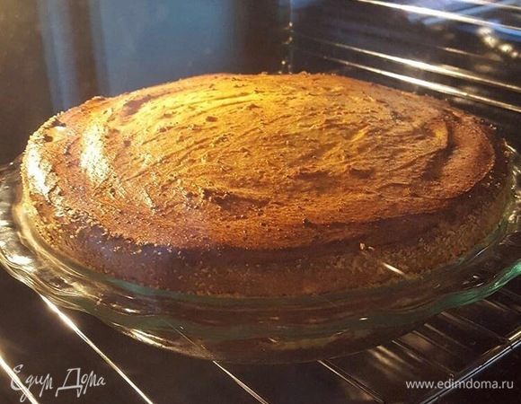 Форму для запекания смазать сливочным маслом, присыпать панировочными сухарями. Выложить творожную массу и разровнять. Ставим запекаться в разогретую до 180°С духовку на 30 минут. Затем уменьшаем температуру до 160°С и запекаем еще 30 минут.