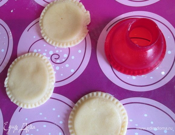 За 30 минут до начала работы, вынимаем тесто из холодильника. Раскатываем на силиконовом коврике, слегка присыпанном мукой, 2 пласта — один толщиной 5-6 мм, другой потоньше — 3-4 мм.