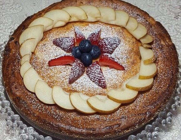 Готовую запеканку украшаем по своему желанию. Я использовала свежие ягоды и дольки груши. Приятного аппетита!