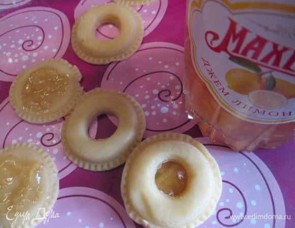 Накладываем на кружок с джемом круг с отверстием и слегка прижимаем.