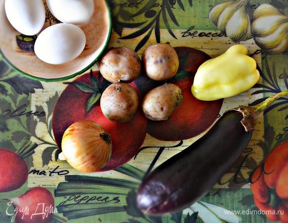 Подготовить продукты. Картофель (у меня 4  небольшие молодые картофелины) отварить в мундире до готовности.