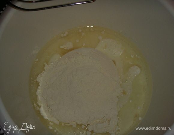 Яйца взбить с молоком, маслом и солью в течение 2-х минут. Просеять муку с разрыхлителем и еще раз взбить миксером.