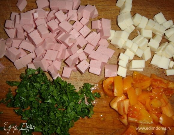 Колбасу, помидоры и сыр нарезать небольшими кубиками. Петрушку мелко порубить.