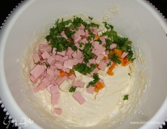 Добавить нарезанные ингредиенты в тесто и аккуратно перемешать.