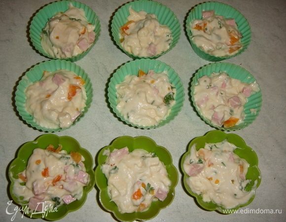 Разложить тесто по силиконовым формочкам и выпекать в разогретой до 180°С духовке 25-30 минут.