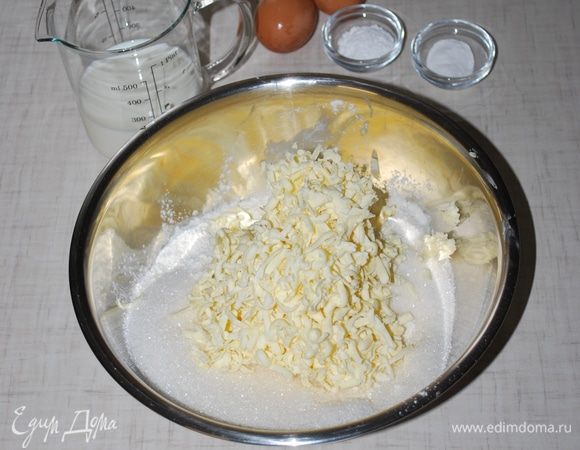 Смешиваем муку, сахар и масло. Масло пропускаем через крупную терку, чтобы удобней было все смешивать.