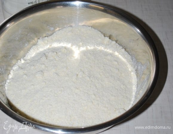 Из муки, сахара и масла делаем крошку.