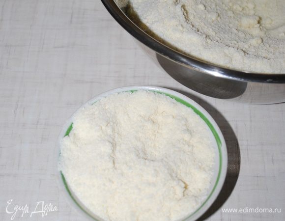 Откладываем чуть меньше стакана крошки, она нам понадобится в конце.