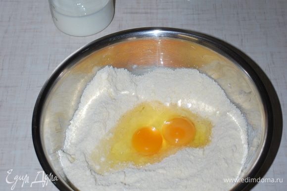 Добавляем два яйца.