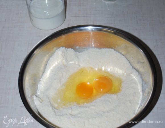 Добавляем два яйца.