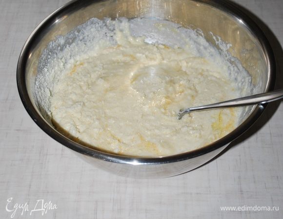 Все перемешиваем ложкой. Миксером не надо пользоваться.