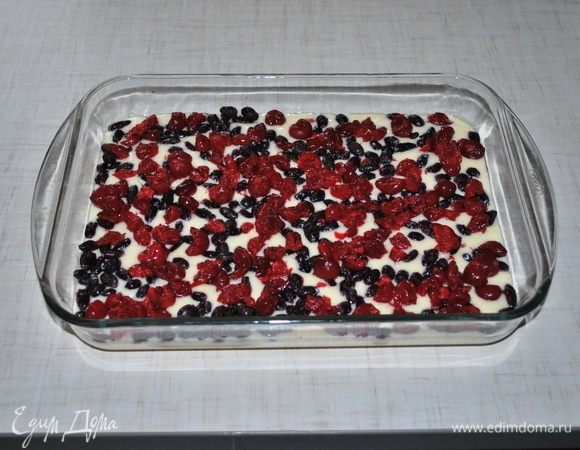 Сверху теста выкладываем ягоды.