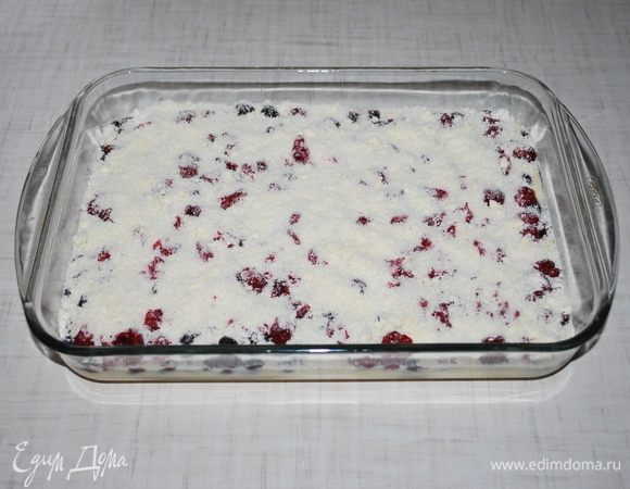 Ягоды посыпаем крошкой и ставим выпекать пирог при 170°С примерно на 45-50 минут.