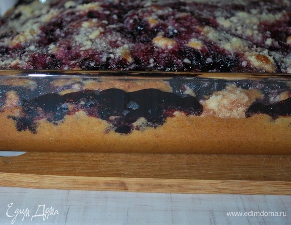 Пирог очень хорошо поднимается, ягод не жалейте, за счет ягод пирог будет сочный.