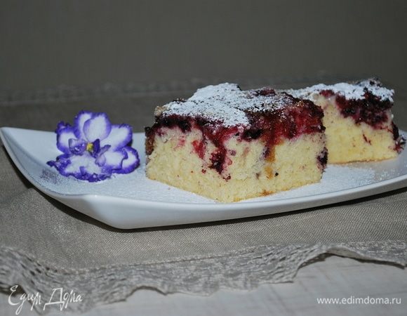 Я полила пирог карамельным соусом и посыпала сахарной пудрой. Приятного вам аппетита!