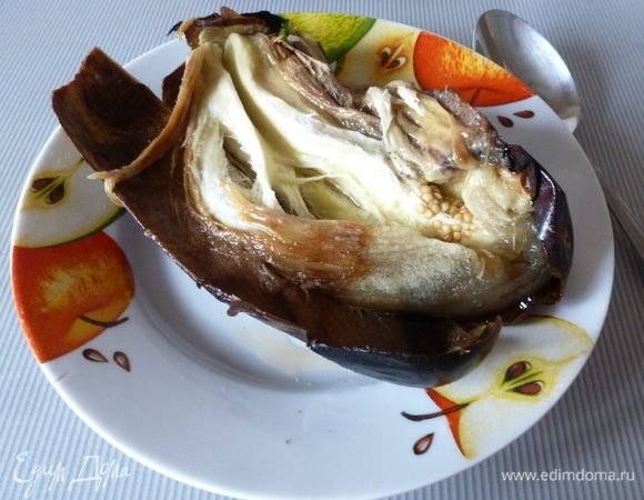 Большой баклажан наколоть вилкой и запечь в духовке при температуре 190-200°С минут 30. Разрежем пополам и аккуратно выскребем мякоть, охладим.