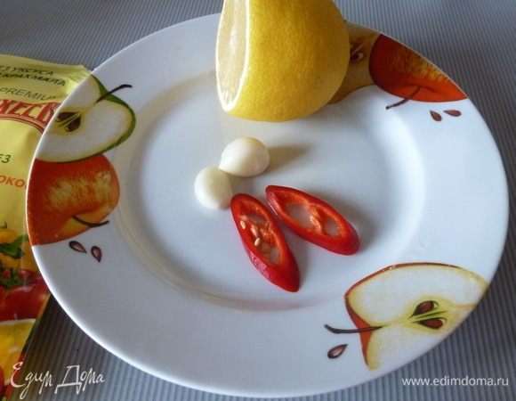 Почистим чеснок. Отрежем кусочек чили по своему вкусу. Из лимона выжмем сок.