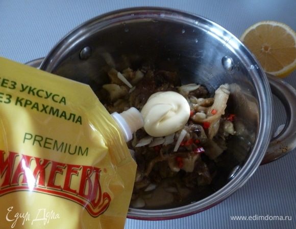 Смешаем мякоть баклажана, чеснок, перец, добавим лимонный сок. Добавим пару ложек майонеза ТМ «МахеевЪ» с лимонным соком.