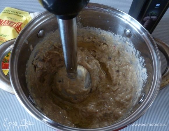 Взбить массу блендером до состояния мусса. Посолим и добавим сахар, вольем немного оливкового масла и взбить еще раз.