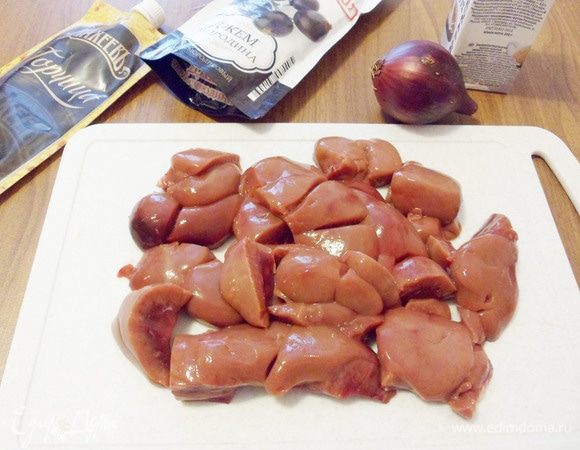 Разрезать почку по сегментам, вырезая при этом остатки жира и белые прожилки. Ополоснуть водой.