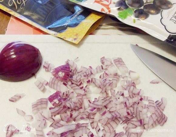 Мелко нарезать красную луковицу.