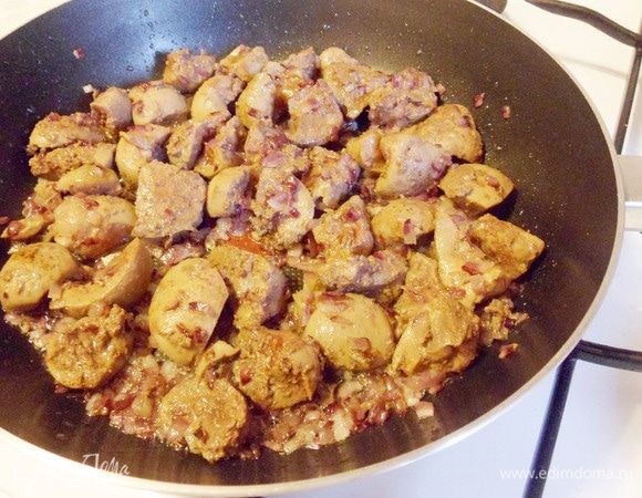 Когда лук станет прозрачным, добавить почки.