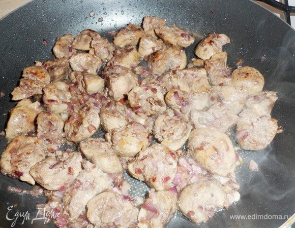 Минут через пять почки подрумянятся. Говяжьи почки, которые замачивались очень долго, отдадут при обжаривании большое количество жидкости. Не ждите, когда эта жидкость выпарится, а просто аккуратно слейте ее в раковину.