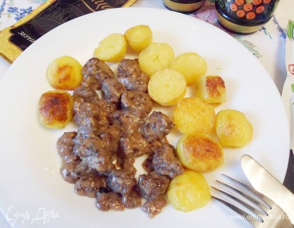 И сразу же подавать горячим. Такие почки можно подавать с рассыпчатым рисом, с поджаренными тостами или, как у меня, с вареной обжаренной картошкой.