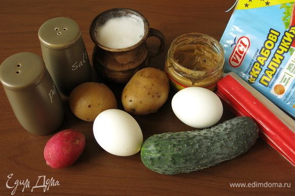 Для окрошки я выбрала белый нефильтрованный квас и охлажденные крабовые палочки Vici. Яйца и картофель отварить.