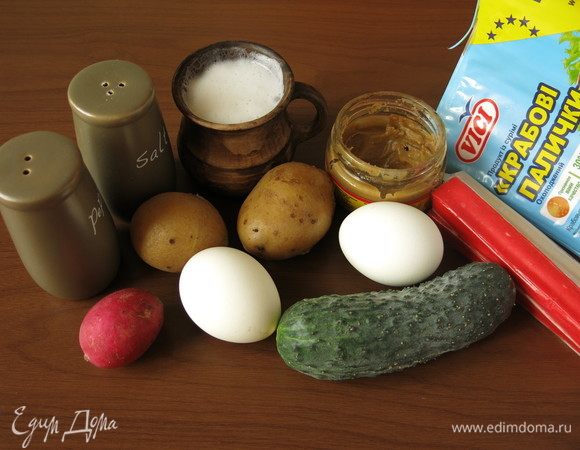 Для окрошки я выбрала белый нефильтрованный квас и охлажденные крабовые палочки Vici. Яйца и картофель отварить.