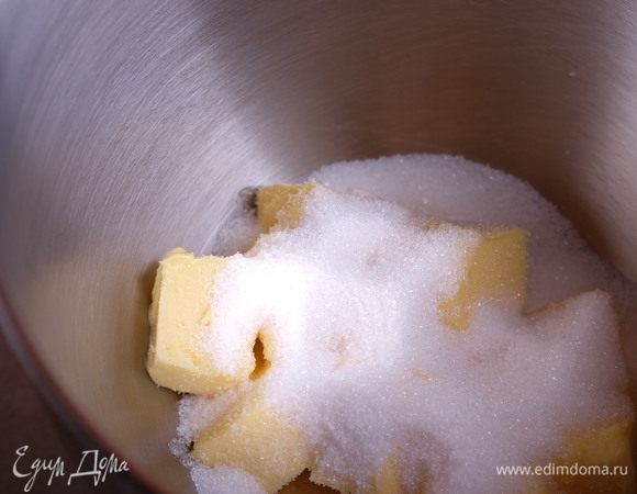 Приготовим песочное тесто. Сливочное масло комнатной температуры (225 г) соединяем с сахаром и ванильным сахаром. Взбиваем до однородной светлой массы.