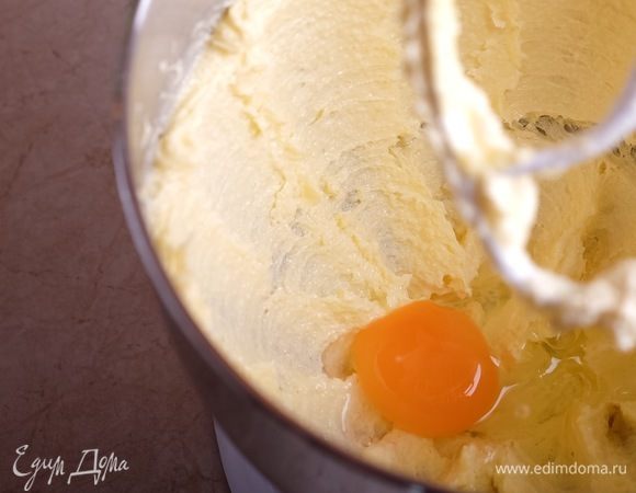 Добавляем яйцо и снова тщательно взбиваем.