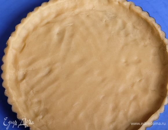 Укладываем получившийся круг теста в форму, разравниваем. Форму ничем смазывать не нужно. Снова ставим заготовку в холодильник минимум на час.