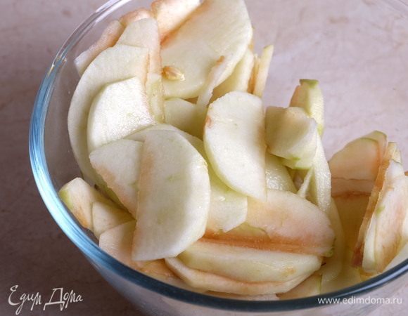 В это время займемся начинкой. Яблоки необходимо вымыть, очистить от сердцевины и кожуры. Нарезать тонкими ломтиками. Из половины лимона выжать сок и полить яблоки им — так они не потемнеют.