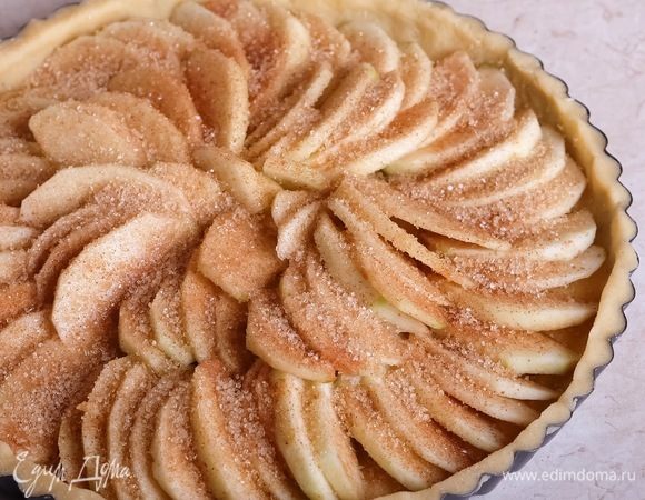 Сверху посыпаем оставшимся тростниковым сахаром (3 ст. л.), смешанным с корицей.