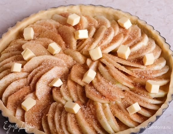 Раскладываем порезанное небольшими кубиками холодное сливочное масло (30 г).